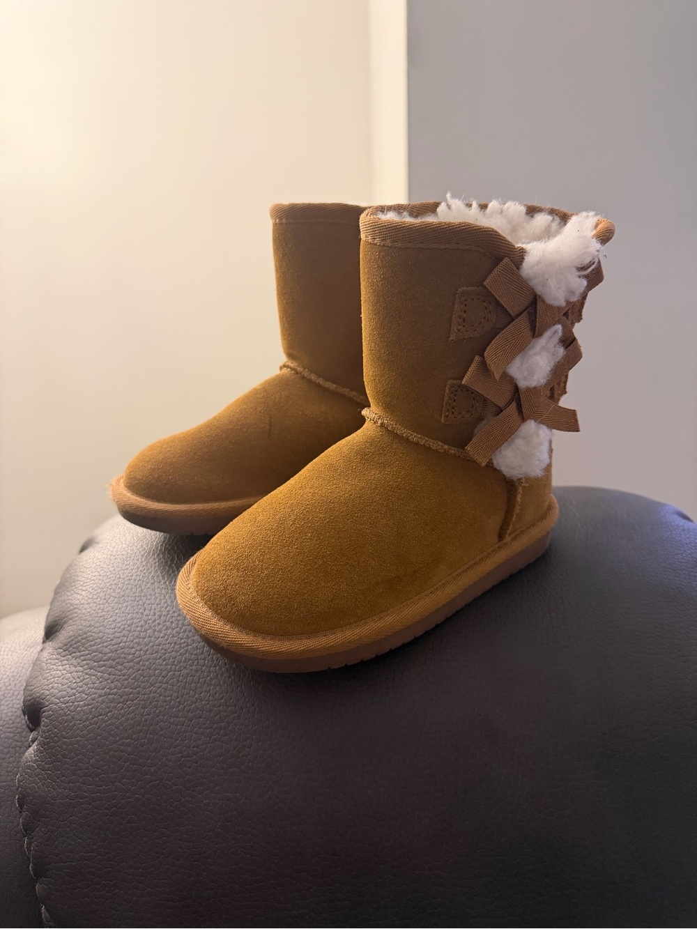 Koolaburra Kids Shearling-Lined Bow-Accent Boots - Chestnut Brown